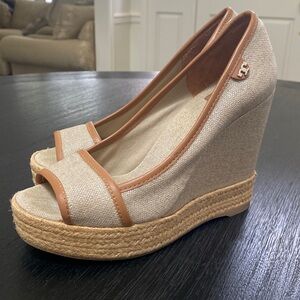 Tory Burch Majorca Peep Toe Tan Canvas with Silver Threads & Brown Trim  
Size 7